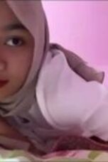 Nonton film Ukhti Sange Banget Ngirim Video Buat Mas Pacar sub indo